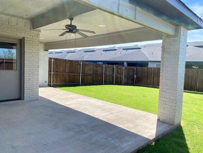 Building Photo - Large Townhome on corner lot