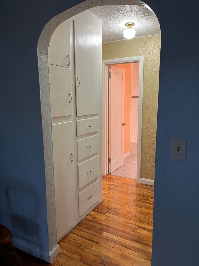 Building Photo - Beautiful Central Bench Home