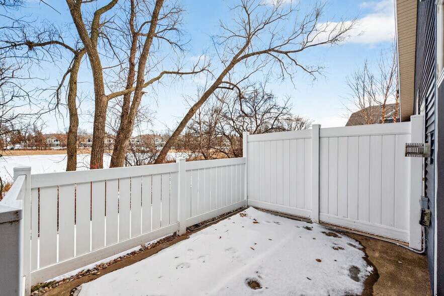 Building Photo - 475 Hickory Ln N