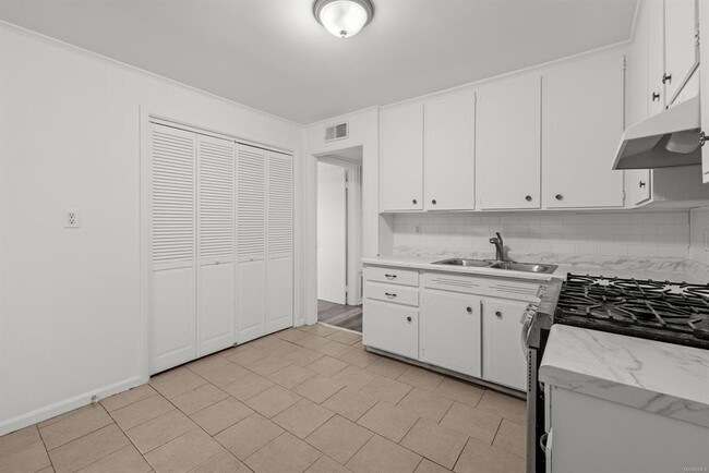Building Photo - 426 Brookview Dr