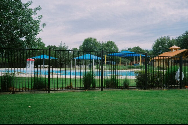 Building Photo - 614 Valencia Dr