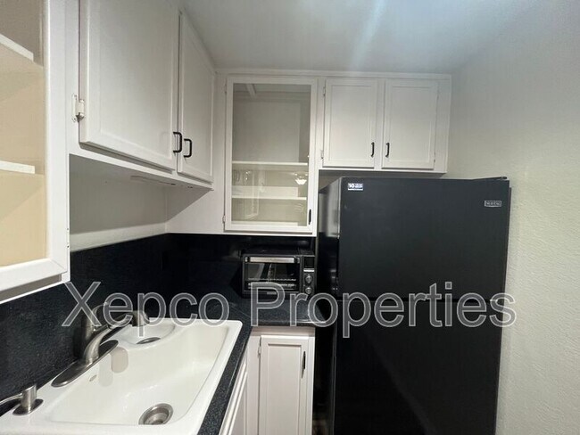Building Photo - 2821 Los Felices Cir W