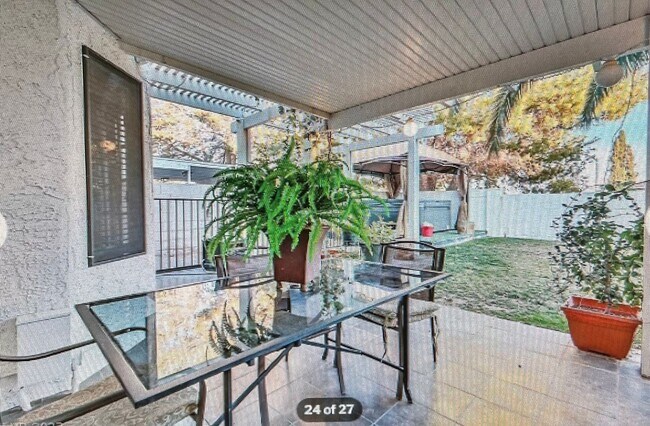 Building Photo - Desirable Lakes Home