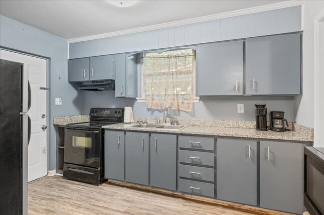 Building Photo - 3-Bedroom Home Near Memorial Hospital