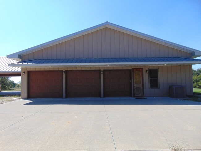 Building Photo - Majestic 3 Bed Mid MO Ranch!
