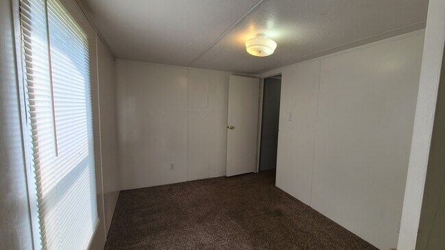 Building Photo - 17 Saturn Ln