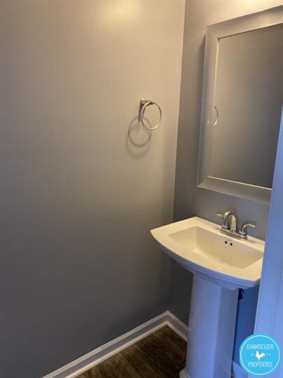 Building Photo - 8960 Commons Townes Dr