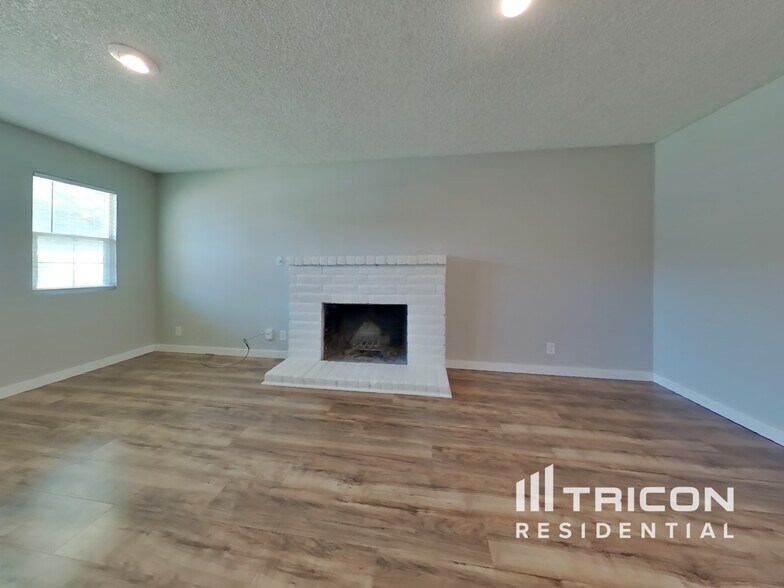 Building Photo - 1373 Hobart Dr