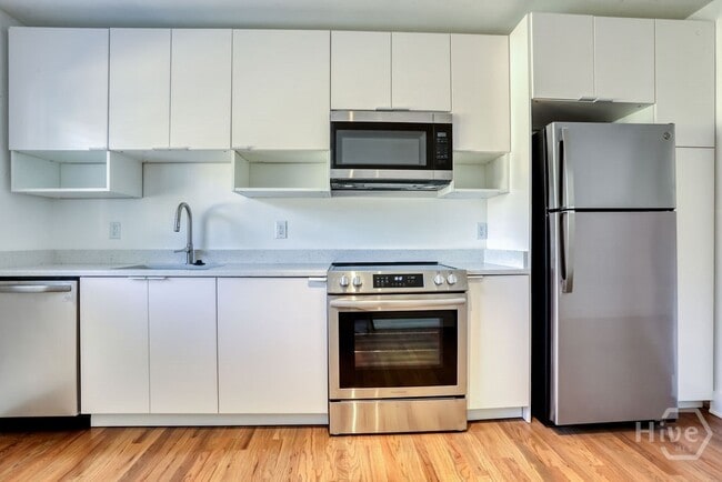 Building Photo - 916 Maupas Ave