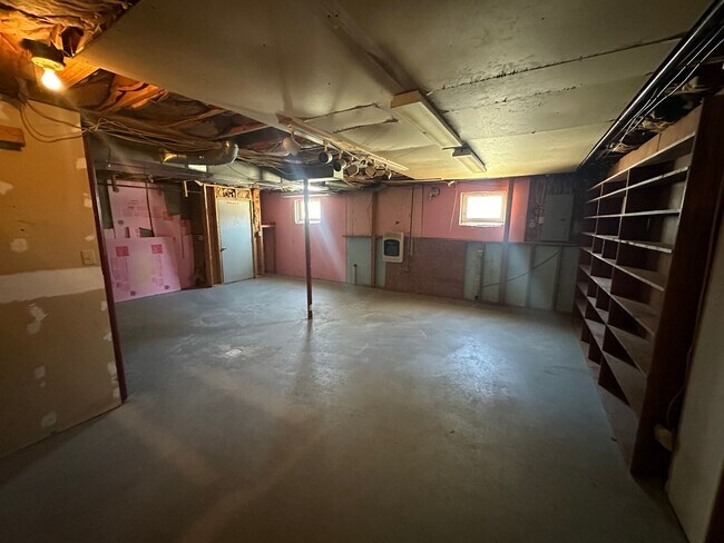 Building Photo - Spacious Three Bedroom Home with Central Air