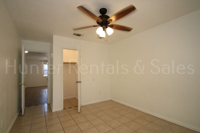 Building Photo - Bright and Open 3 Bedroom Home in Cove!