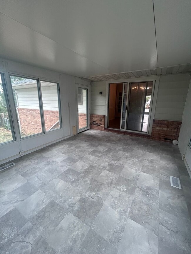 Building Photo - Spacious 3 Bedroom Home Close to JMU, EMU & Downtown Harrisonburg!
