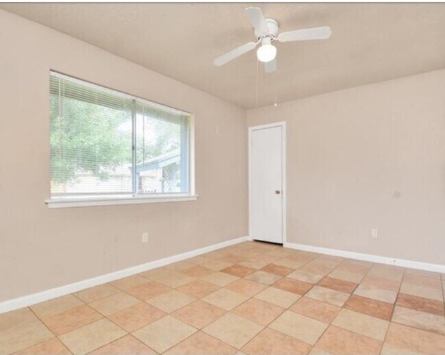 Building Photo - 4803 Beechaven St