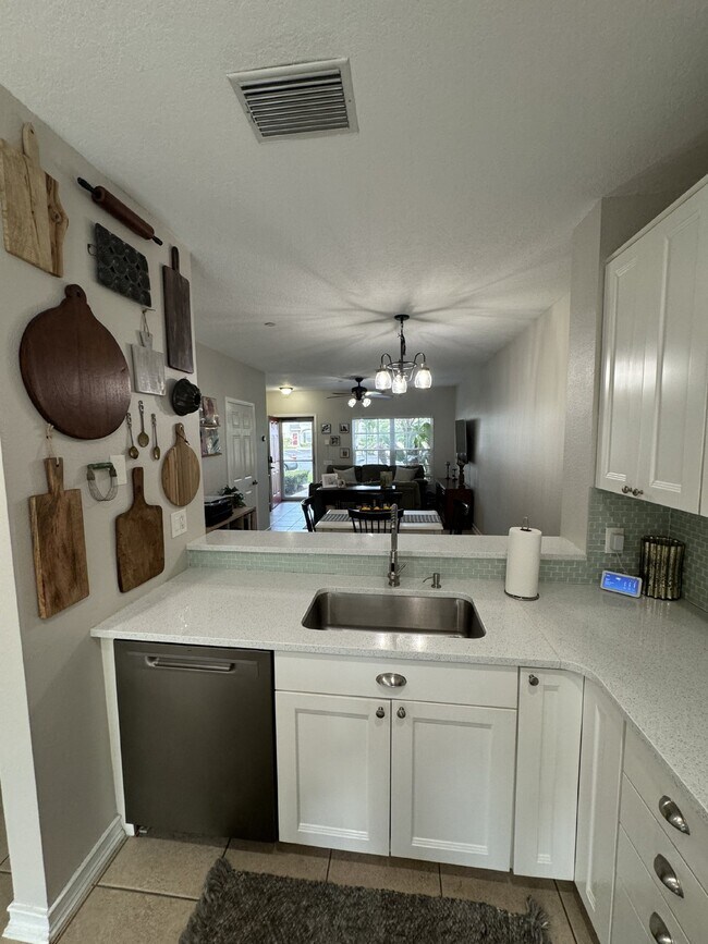 Building Photo - "Charming 2-Bed Home"