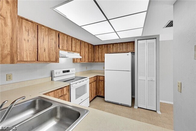 Building Photo - 8474 Charter Club Cir