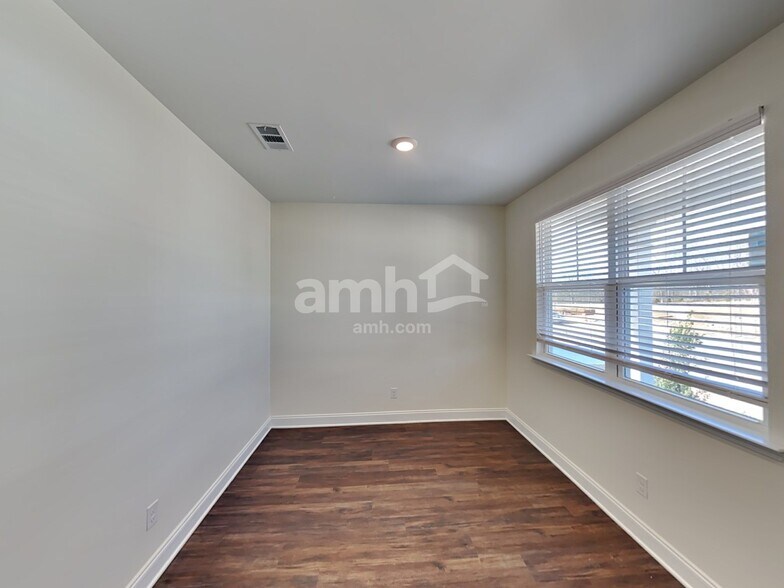 Building Photo - 2027 Williamshire Ln