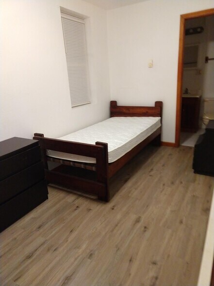 Building Photo - 533 N Bluff St