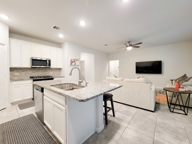 Building Photo - BEAUTIFUL 3 BEDROOM 2 BATH HOME WITH NO BACKYARD NEIGHBORS. TALL TREES AS YOU LOOK FROM THE COVER...