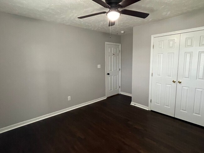 Building Photo - Stunning Tri-level Home on Cul-de-sac