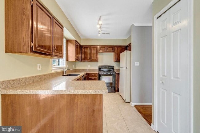 Building Photo - 5964 Norham Dr