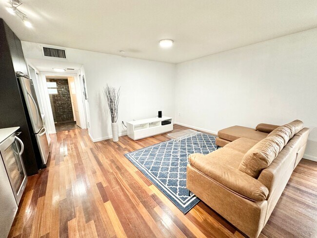 Building Photo - Tastefully furnished 1bed/1bath in the hea...