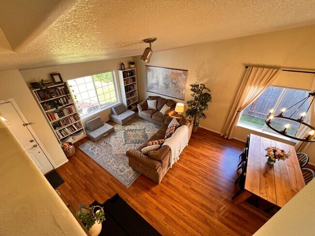 Building Photo - 4412 Ingleside Dr SE