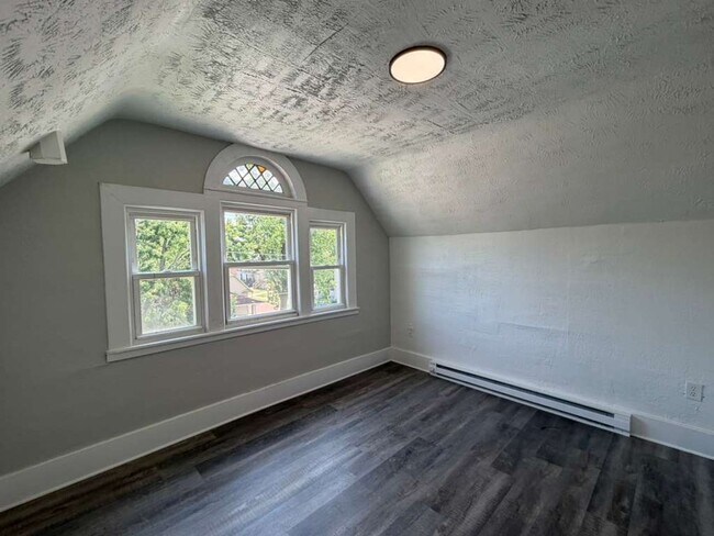 Building Photo - Comfortable & Convenient West Side Living
