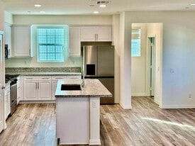 Building Photo - 8906 Jasmine Dr