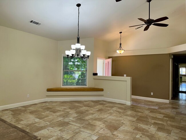 Building Photo - Beautiful well maintained home! Excellent ...