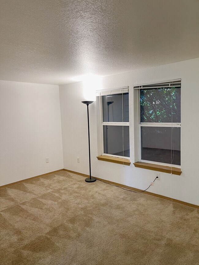 Building Photo - Newly Renovated Building in Lake Oswego-Large 2 Bedroom Coming Soon!!