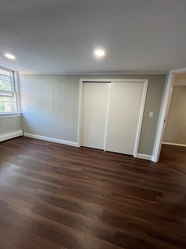 Building Photo - 215 Knight St