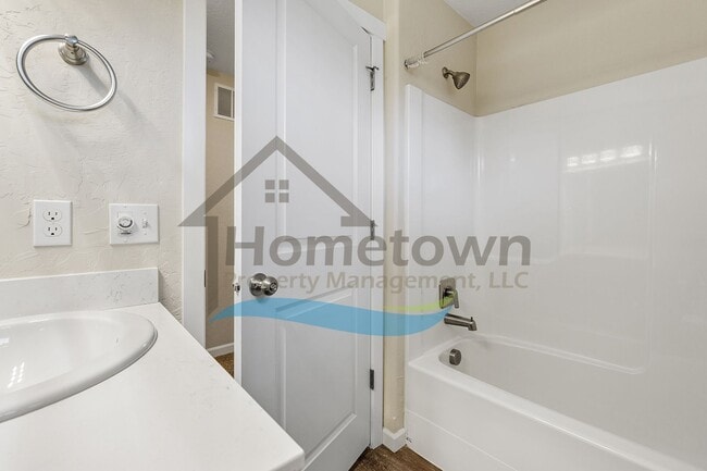 Building Photo - 2 Bedroom 2 Bath Home with Attached Garage Available in Coeur d'Alene!