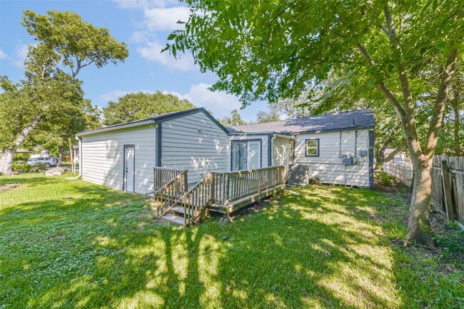 Building Photo - 1102 W Hart Ave