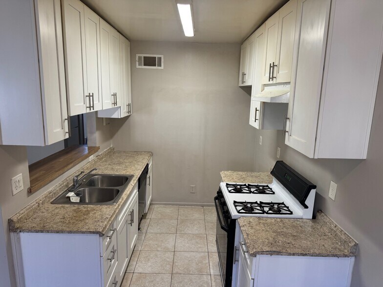 Building Photo - 15516 Nordhoff St