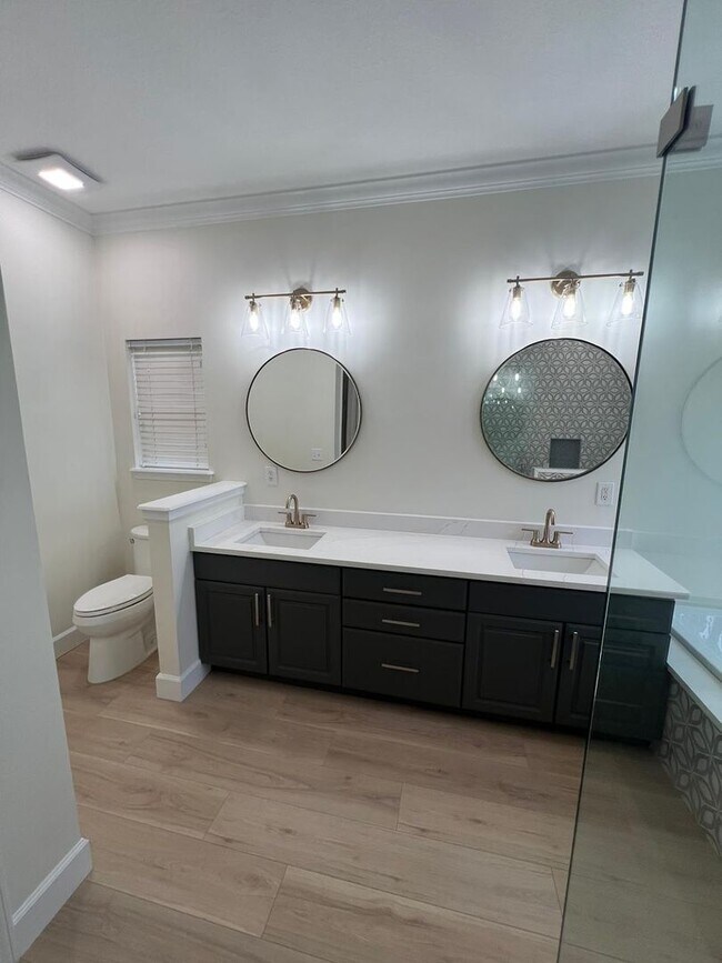 Building Photo - Fully renovated 3 bedroom/ 2.5 bathroom ho...