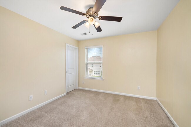 Building Photo - 865 Cormier Dr