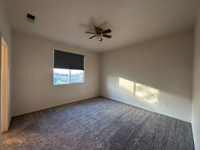 Building Photo - 4 Bedroom Home Near Shopping and Dining In...