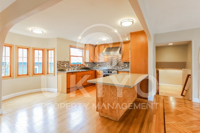 Building Photo - 4753 El Centro Ave