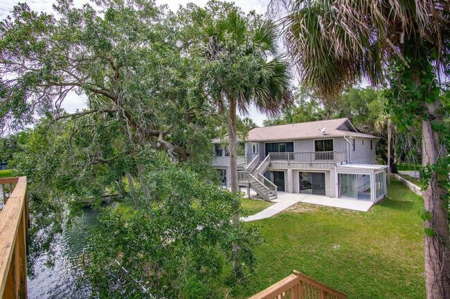 Building Photo - 1045 N Cres Dr