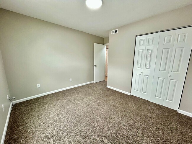 Building Photo - FULLY REMODELED DOWNSTAIRS UNIT!