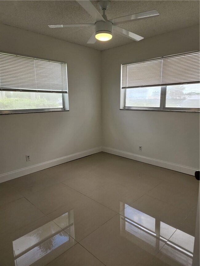 Building Photo - 9911 Sandalfoot Blvd