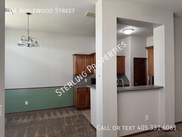 Building Photo - 604 Applewood St