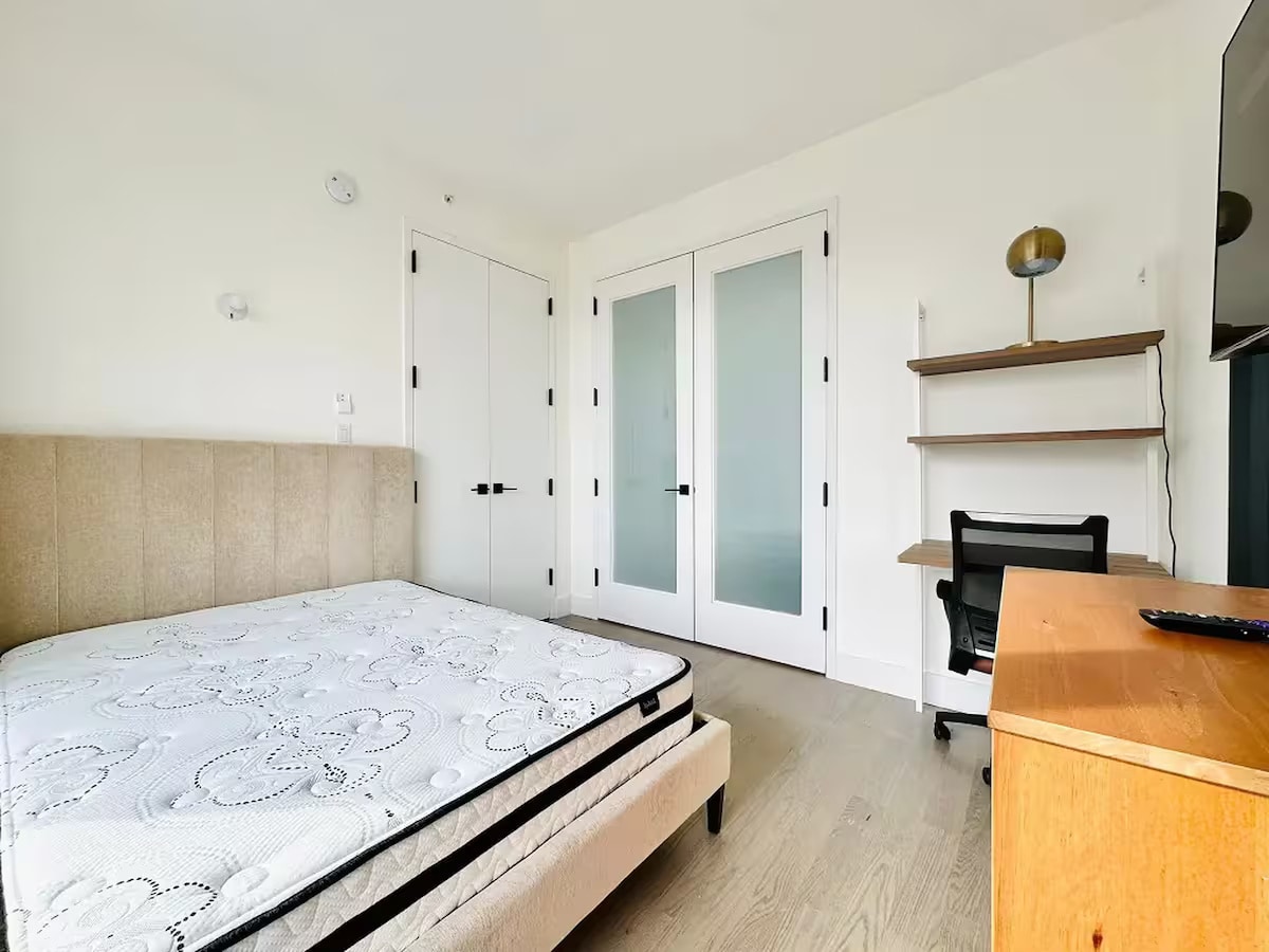 Building Photo - Furnished room/NOT APARTMENT