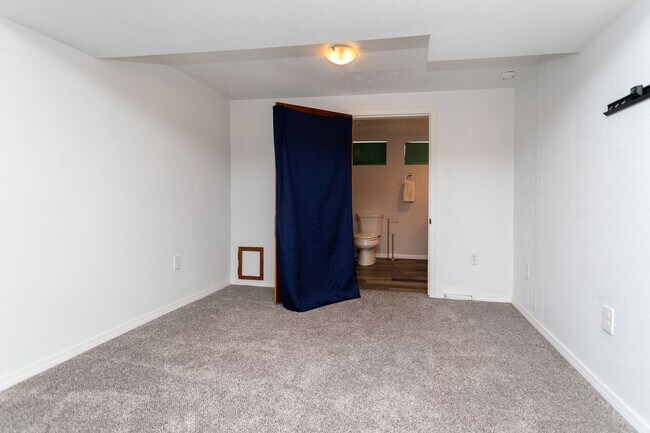 Building Photo - Lovely Downtown Property!