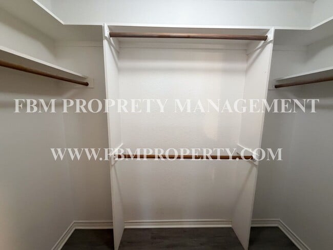 Building Photo - 1219 S Mulberry St