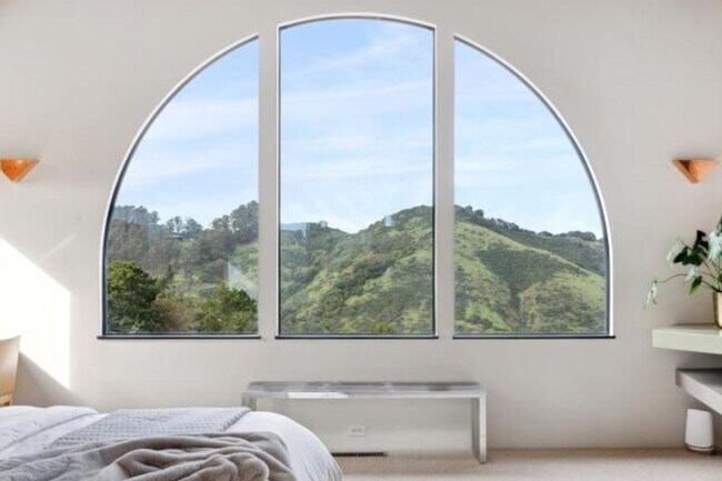 Building Photo - Luxury Living Above The Bay -- Iconic views!