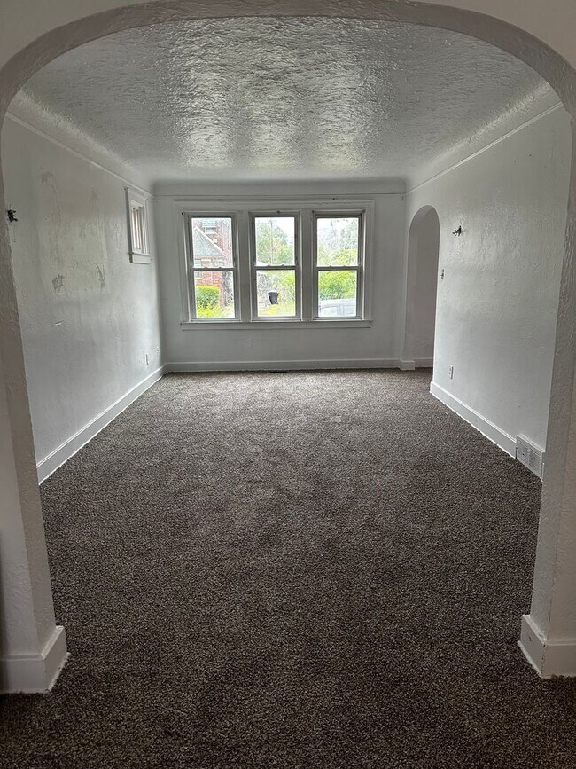 Building Photo - $1250 - Large 3 bedroom Home in Detroit