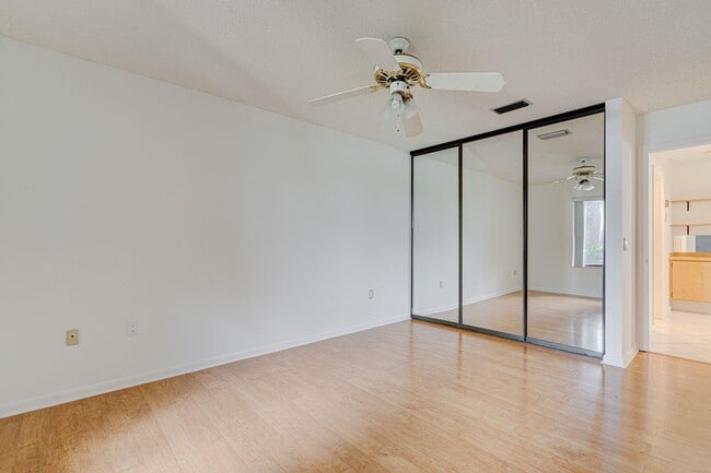 Building Photo - 223 E River Park Dr