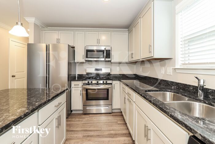 Building Photo - 824 Sage Hl Dr