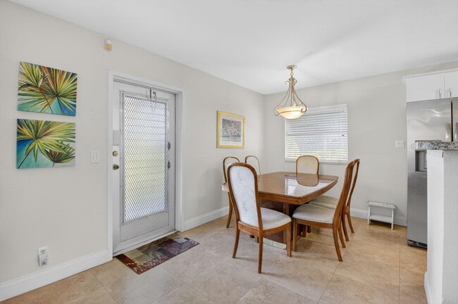 Building Photo - 1 Valencia A